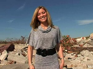 Pute aux cheveux jaunes dans une vraie vidéo porno amateur en plein