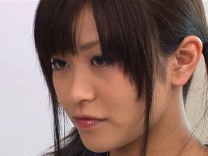 Le docteur examine une grosse chatte asiatique mignonne