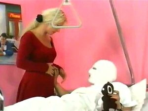 Une blonde à gros seins se fait percer le cul