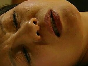 Une femme mûre japonaise est prête pour une chaude bite