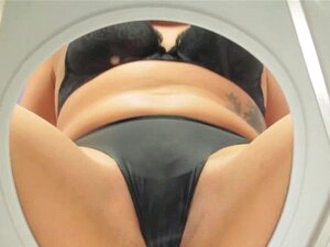 Une domina asiatique taquine et crache sur un esclave des toilettes
