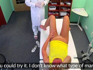 Une patiente européenne se fait remplir de sperme par un médecin.