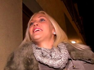 Un faux agent public baise une blonde en POV. Un faux agent public
