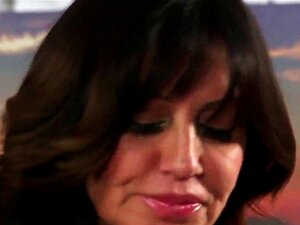 Un modèle pervers reçoit une giclée de sperme sur le visage en