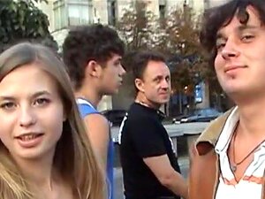 Un corps d'ange non professionnel sous la douche et avalant la grosse