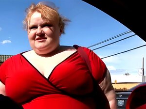 Bimbo blonde au gros cul labourée par un mec maigre