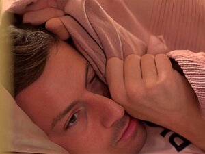 Salopes sexy de l'auberge baisées à trois par une grosse bite dure