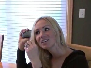 Allie se fait baiser les nichons au téléphone,