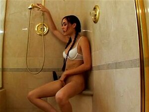 Découvrez l'attrait sensuel de Sasha Grey dans sa dernière vidéo,