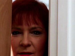 Une cougar habillée prend du sperme. Une cougar rousse habillée