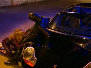 Briana Banks porte une tenue en latex qui ne laisse rien au monde