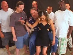 Une Latina serrée se fait baiser en gangbang à Tampa