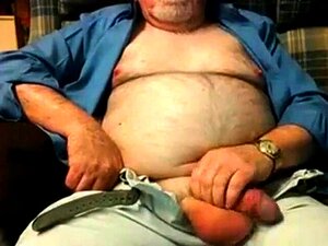 Grand-père ours poilu caressant sa bite