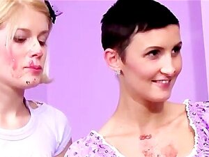 Les salopes CFNM adorent leur cadeau de fête sexy d'un homme nu