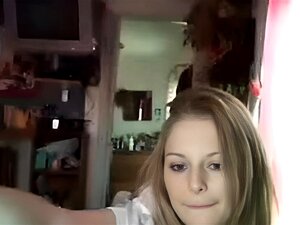 Découvrez le charme séduisant d'une blonde amatrice qui vous