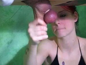 Couilles attachées et bite battue à travers le gloryhole