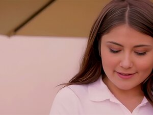 cutie anale a une double pénétration chaude au travail. cutie a