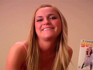 Branlette d'une jolie blonde amateur dans un porno amateur chaud 3