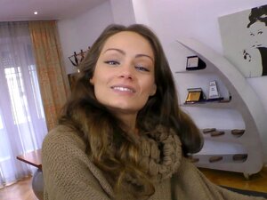 La bombe hongroise Sophie donne du plaisir à la bite gigantesque d'un