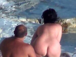 Il baise sa secrétaire pendant que sa femme reste à l'écart. Il