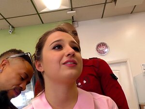Une mignonne BBC en chaleur se fait baiser en gang bang. La mignonne