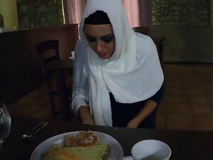 Une Femme Affamée Reçoit de la Nourriture et Baise