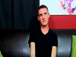 Le film de twink Miccah est arrivé sur le canapé pour une interview
