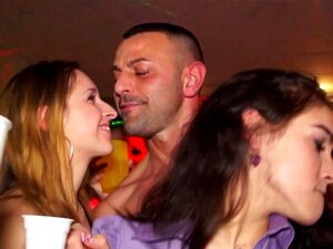 Baiser dimanche soir au club de danse !. Fête amateur cfnm mignonne