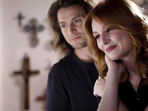 Un mec en deuil lèche et baise un sosie de femme rousse aux petits