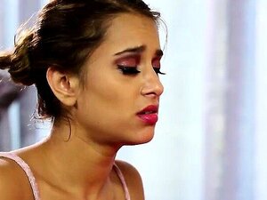 Deux blondes et femmes rasées en action lesbienne