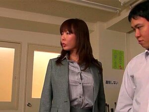Belle nana japonaise se fait baiser en gang dans la salle de classe
