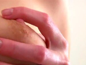 La mignonne embrassée écarte son trou serré de près et