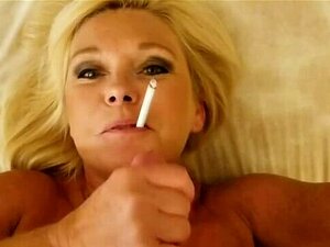 Elle adore fumer pendant qu'elle baise