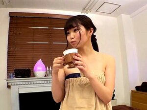 Une mignonne fille asiatique avec un cul bien ferme se fait masser et