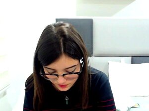 Préparez-vous pour une soirée chaude avec cette belle brune.