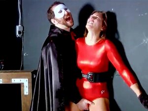 Sexy super-héroïne rousse battue et baisée. Sexy super-héroine