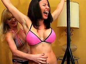 Regarde Viviana's TicklingVideoVault - Babes en bikini ~ Chloe Tickles