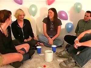 Étudiants en train de jouer avec des jeux sexuels. Étudiants en