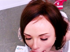 Une nana alternative paie un électricien avec une pipe et baise. La