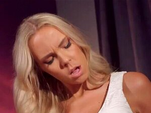 MOMxxx, la MILF tchèque sexy Florane Russell chevauche en cowgirl et