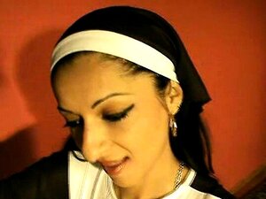 Belle nana lesbienne s'embrasse et se baise en cam