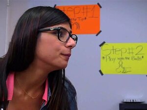 Latina lubrique mia khalifa avec des coups de seins naturels génial.