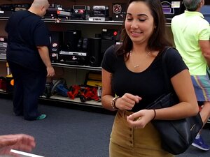 Superbe étudiante brune aux gros seins posant nue et baisée par un