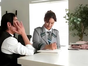 Baise ma copine aux seins énormes devant son beau-beau-beau-père