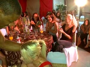 Les filles sucent des bites et reçoivent tout le sperme. Les filles