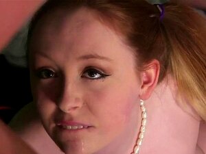 La chatte de sexe Foxy reçoit une giclée de sperme sur le visage en