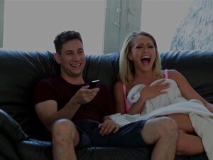 Kagney Linn Karter chevauche la grosse bite dure de Brad