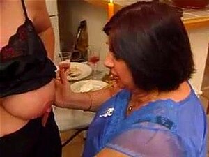 Plongez dans le monde passionné des lesbiennes BBW matures qui se