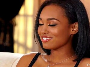 Noelle Monique dans Luscious en Lingerie - PlayboyPlus. Cybergirl du