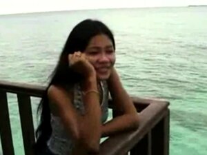 Petite Thaïlandaise de 19 ans, Kiana - FreeFetishTVcom